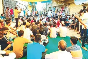 बगरू में शिवलिंग खंडित होने से लोगों में आक्रोश, बाजार बंदकर किया प्रदर्शन 