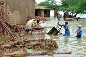 पाकिस्तान में भारी बारिश से बाढ़, 75 लोगों की मौत