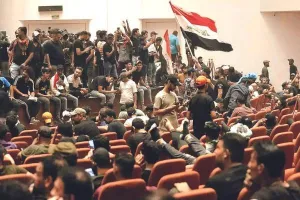 इराक की संसद में दूसरी बार घुसे प्रदर्शनकारी, गृह युद्ध का खतरा
