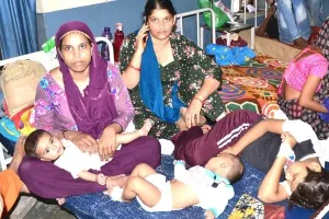जेकेलोन में एक बेड पर तीन- तीन बच्चों का करना पड़ रहा इलाज 