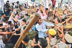 आरयू में छात्रों का हंगामा, पुलिस ने किया लाठीचार्ज 