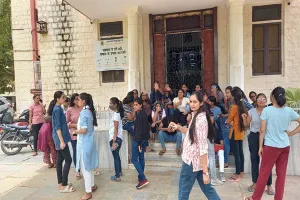 राजस्थान विवि में छात्राओं ने उठाई आवाज, हॉस्टल की वार्डन को हटाने की मांग