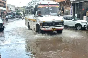 उमस की बीच में शहर में हुई बरसात 
