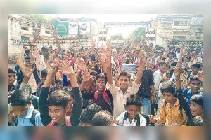 रिक्त पदों भरने की मांग को लेकर स्कूल पर जड़ा ताला