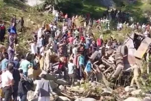 कश्मीर में बस के खाई में गिरने से 10 लोगों की मौत