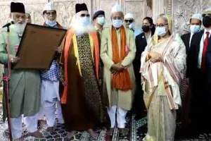 प्रधानमंत्री शेख हसीना ने दरगाह में अकीदत के फूल और मखमली चादर पेश की