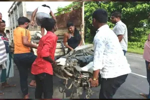 बिहार में ट्रक की चपेट में आने से 3 युवकों की मौत