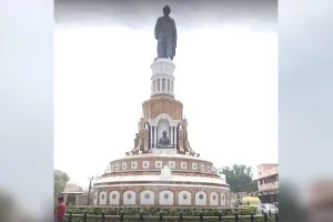 पहले बढ़ाई मूर्तियों की ऊंचाई, अब माल्यार्पण के लिए सीढ़ी बनाने की चल रही कवायद