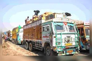 जम्मू-कश्मीर: हाईवे पर रोके सेब से लदे ट्रक, एसएसपी का तबादला