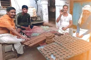 इको फ्रेंडली मुहिम : गाय के गोबर से बने दीपों से जगमगाएगा खड़ब गांव 