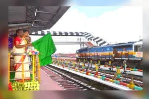 द्रौपदी मुर्मू ने ट्रेन को झंडी दिखाकर किया रवाना, पूर्वोत्तर में संपर्क होगा मजबूत 