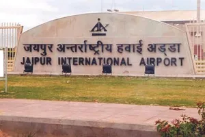 एयरपोर्ट पर विदेशी मुद्रा के साथ 3 यात्रियों को पकड़ा
