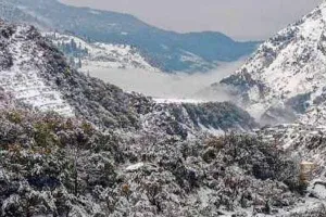 कश्मीर: वादी में हुई मौसम की पहली बर्फबारी