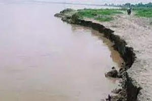 सरयू नदी का जल स्तर खतरे के निशान से 84 सेमी ऊपर