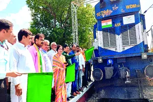 इस ट्रेन से पूरे शेखावाटी अंचल को लाभ मिलेगा : सांसद नरेन्द्र कुमार