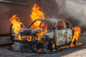 सड़क पर दौड़ती कारें आग के गोले में हो रही तब्दील