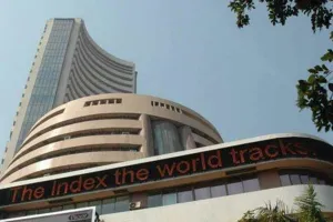 Stock Market Update : शेयर बाजार में घटबढ़, सेंसेक्स 33.49 अंक फिसला