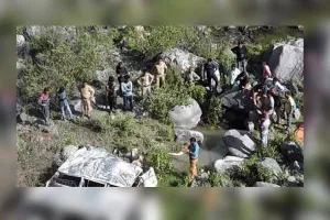 उत्तराखंड में वाहन के खाई में गिरने से 2 लोगों की मौत