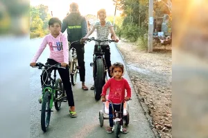 गुड़ली गांव के बच्चे दे रहे साइकिल चलाइए, स्वस्थ रहिए का संदेश