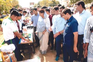 उद्योग मंत्री ने किया विज्ञान प्रदर्शनी का अवलोकन 
