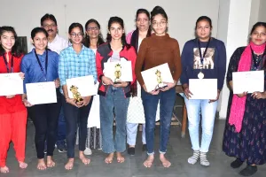 मां दुर्गा का स्वरूप बनाकर छात्राओं ने जीते पुरस्कार