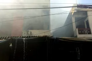 रेडीमेड कपड़े के गोदाम में लगी भीषण आग,  छह दमकलों से दो घंटे में पाया आग पर काबू