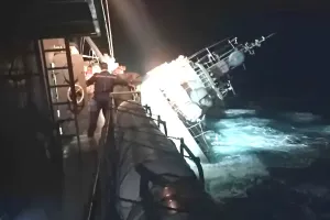 थाईलैंड का नौसैनिक जहाज डूबा, 100 से ज्यादा नाविक फंसे