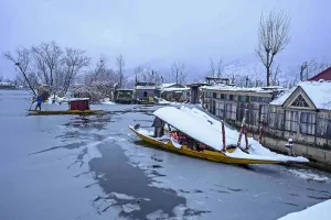 कश्मीर में कड़ाके की ठंड, कई भागों में मौसम की सबसे ठंडी रात