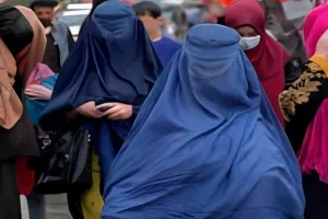 अफगान तालिबान ने एनजीओ को महिला कर्मचारियों को प्रतिबंधित करने को कहा