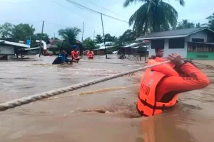 फिलीपींस में बाढ़ से 6 लोगों की मौत, 19 लापता