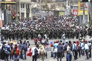 हिंसक प्रदर्शनों के मद्देनजर पेरू में आपातकाल लागू
