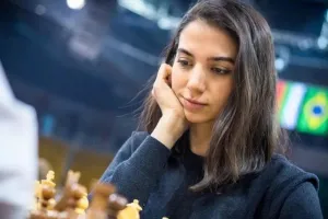 ईरानी शतरंज खिलाड़ी खादेम ने बिना हिजाब के प्रतियोगिता में भाग लिया
