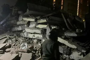 लखनऊ : पांच मंजिला बिल्डिंग गिरी, 3 की मौत