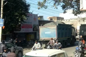 शहर के बीच से ओवरलोड वाहनों का निकलना बदस्तूर जारी