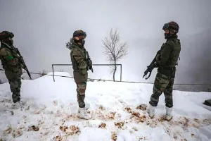 कश्मीर में नियंत्रण रेखा के पास खाई में गिरने से 3 सैनिक शहीद