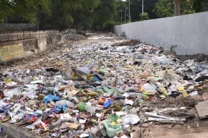 अधिकारी कर रहे स्वच्छता सर्वेक्षण में नम्बर बढ़ाने की कवायद : मुख्य मार्गों से सटी जगहों पर लगे कचरे के ढेर 
