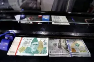 पाकिस्तानी रुपया में अमेरिकी डॉलर के मुकाबले बड़ी गिरावट जारी