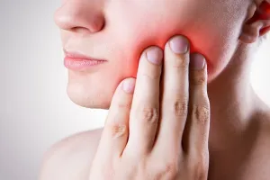 मुंह-गले में छाले, निगलने में दिक्कत, आवाज में बदलाव या शरीर में हो गांठ, हल्के में ना लें, हो सकता है कैंसर