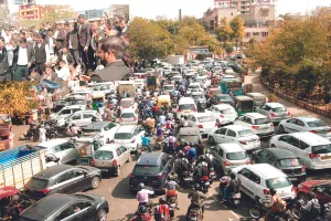 वकील की हत्या के विरोध में चार घंटे तक रास्ता रोककर किया प्रदर्शन, शहर में बने जाम के हालात