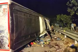 मथुरा में यमुना एक्सप्रेसवे पर बस पलटी,तीन मरे 17 घायल
