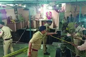 रामनवमी पर मंदिर में बावड़ी में गिरे लोग, 10 लोगों को सुरक्षित निकाला बाहर