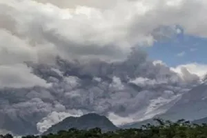 इंडोनेशिया में फटा ज्वालामुखी, अलर्ट किया था जारी 