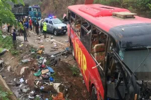 घाना में बस-ट्रक की टक्कर, 22 लोगों की मौत