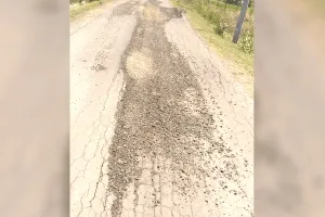 लापरवाही: एक साल में ही उखड़नें लगी सड़क, आए दिन हो रहे हादसे