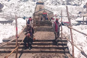 केदारनाथ धाम में बारिश-बर्फबारी