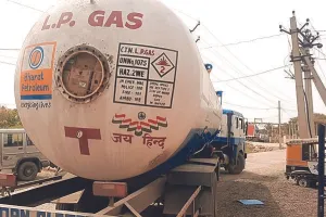 गुजरात जा रहा अवैध शराब से भरा एलपीजी गैस टैंकर पकड़ा 