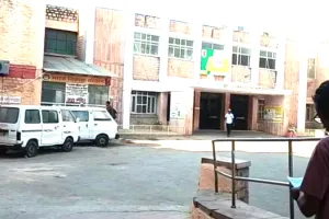 नर्स की मौत पर, पड़ोसी कंपाउंडर संदेह में