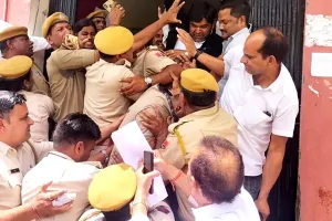 बारां कोर्ट परिसर में हंगामा: पुलिस की मौजूदगी में पेशी पर लाए गए आरोपी के साथ मारपीट  