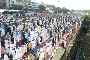 धूमधाम के साथ मनाया जा रहा ईद का त्यौहार, ईदगाह में पढ़ी गई ईद की विशेष  नमाज