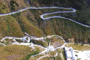 चीन में चट्टान से फिसला वाहन, 11 लोगों की मौत